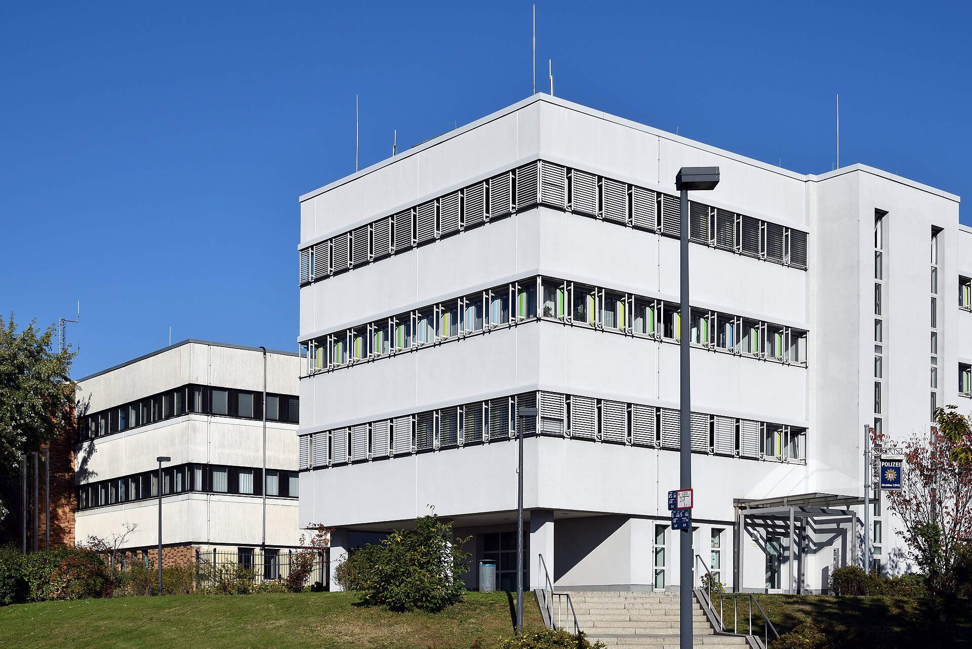 Verkehrsunfall mit mehreren Verletzten und Schaulustigen - Spandau
